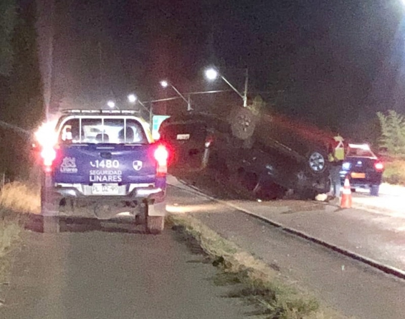 Linares:  sujetos se dan a la fuga tras volcar vehículo camino a Panimávida