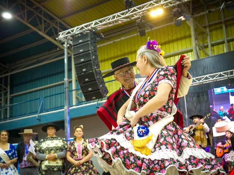 PAREJA DE YERBAS BUENAS GANÓ CAMPEONATO REGIONAL DE CUECA DEL ADULTO MAYOR 2024.- E