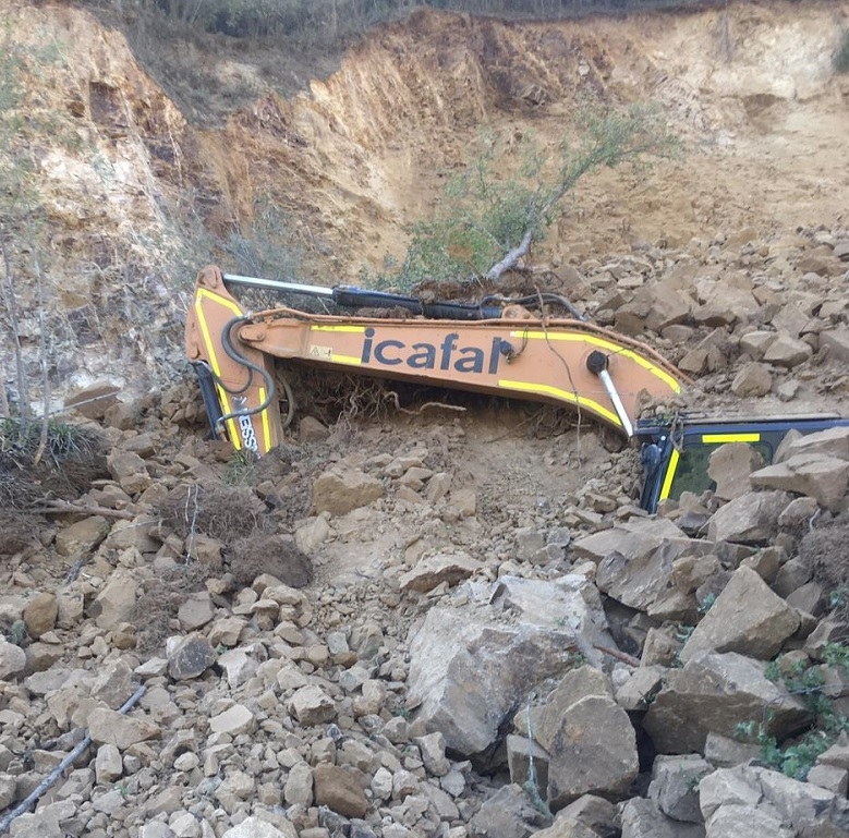 LinaresDos retroexcavadoras dañadas por derrumbe camino a Pejerrey