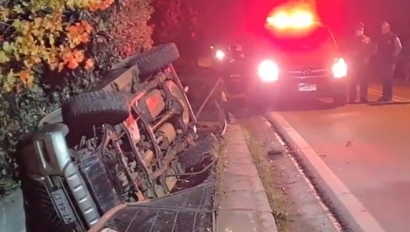 Linares: Volcamiento de vehículo movilizó a bomberos camino a San Antonio