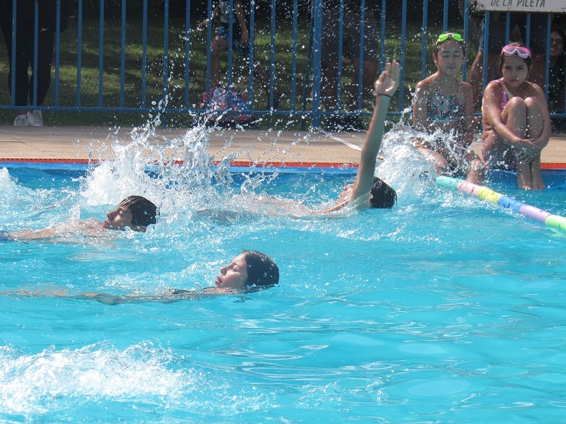 En la piscina del Tucapel Bustamante finalizó segundo curso de natación gratuito con gran participación de niños 