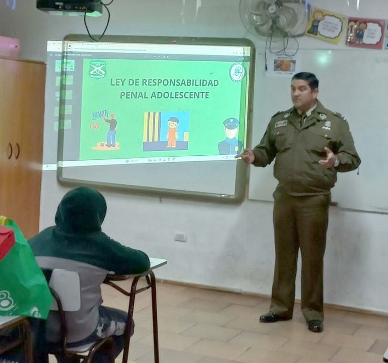 Cauquenes: Carabineros realizó charla sobre la ley de responsabilidad penal adolescente