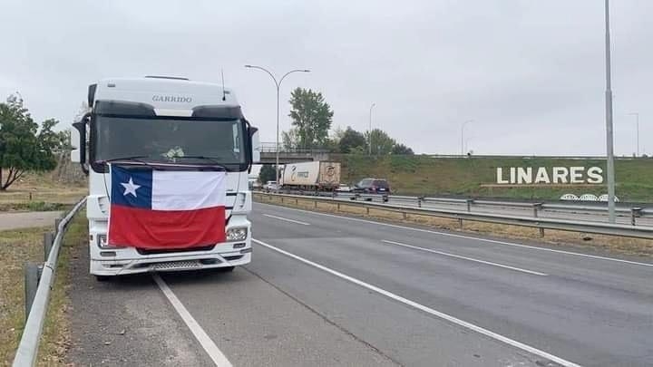 Linares: camioneros se instalaron en la ruta 5 en apoyo a transportistas del sur