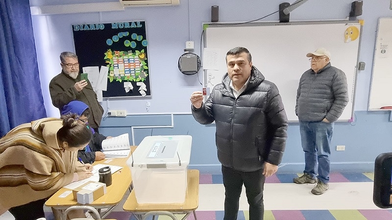 Linares: Michael Concha venció en primarias y es el candidato único a Alcalde de la centro-izquierda