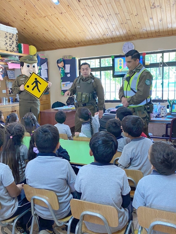 Linares: Carabineros enseña sobre la importancia del tránsito vial a los alumnos del Colegio Llancanao