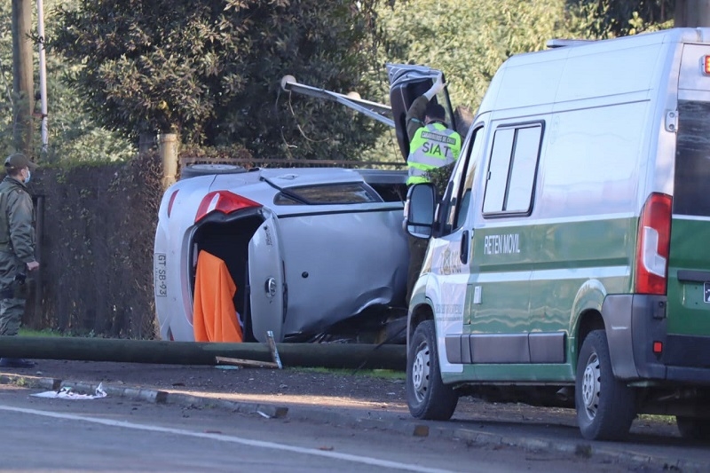 Linares:Una persona fallecida en volcamiento y choque de vehículo camino a Panimávida