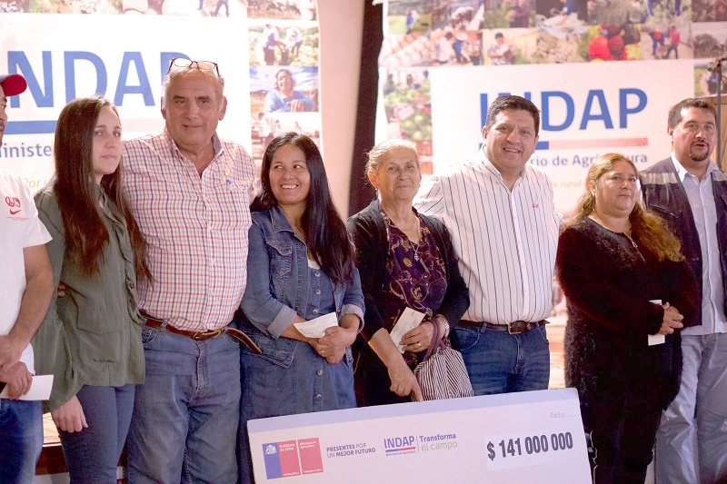 Agricultores afectados por inundaciones reciben bonos de Indap en la Provincia de Linares