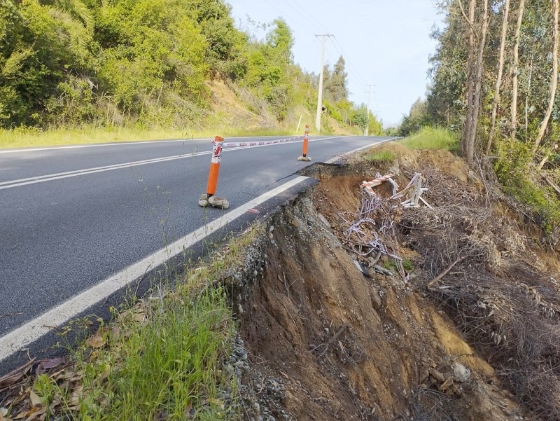 Linares: vecinos advierten por socavón en camino hacia Embalse Ancoa