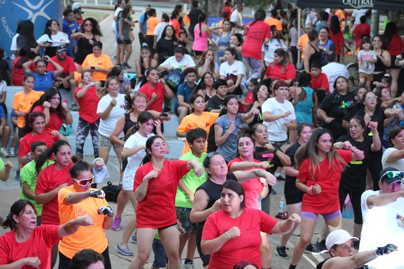 Exitosa zumbatón familiar cerró actividades de verano en Curicó