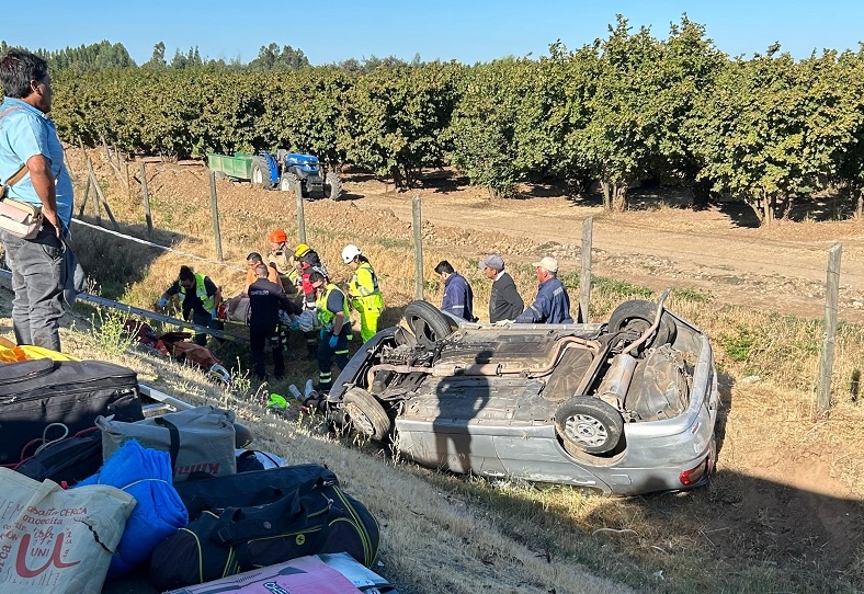 Longaví:  4 lesionados en volcamiento de vehículo en Ruta 5 Sur