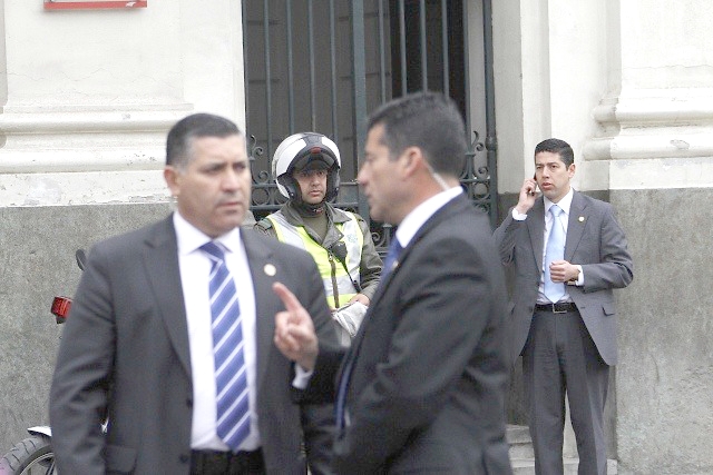 Hombre salta vallas frente a La Moneda en pleno homenaje a Piñera y es detenido por Carabineros