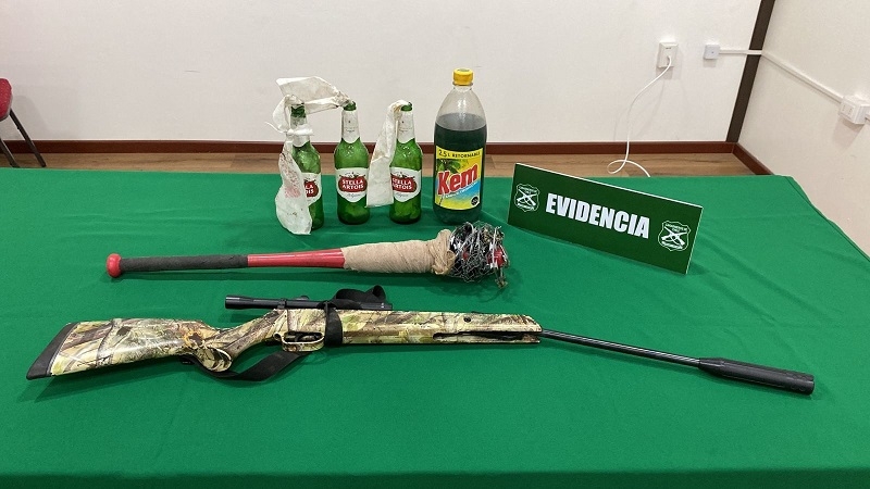 Linares: Carabineros detiene a 2 personas portando en vehículo rifle, bencina y 3 bombas molotov