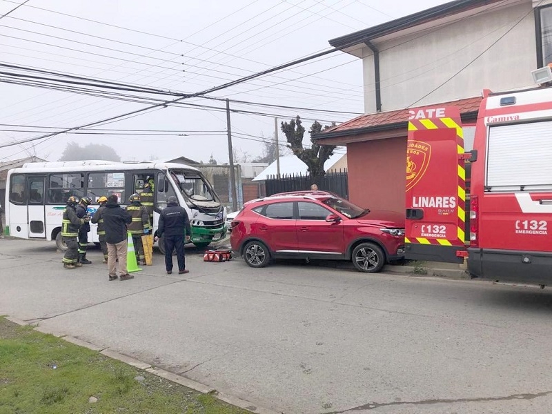 Linares: 4 lesionados en colisión de vehículo con micro de recorrido urbano