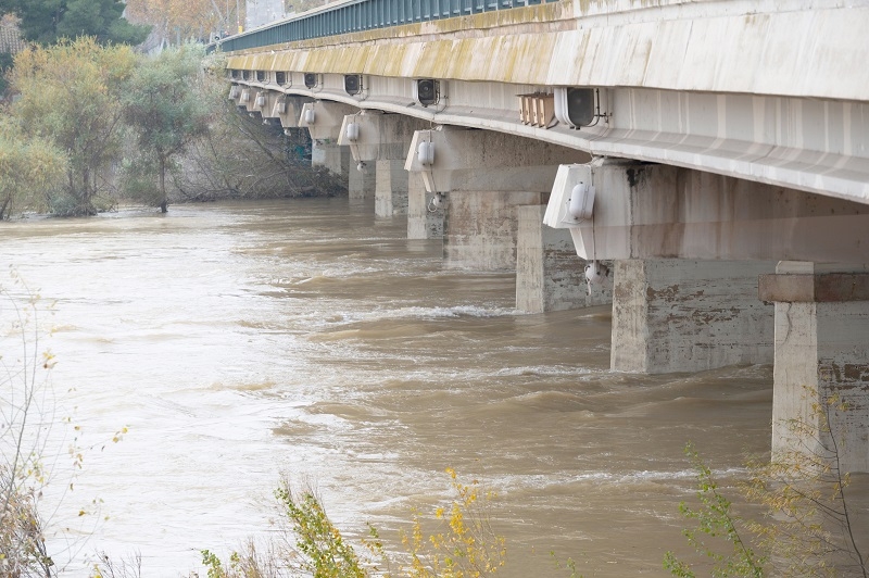 Troncos y rocas de gran tamaño que arrastra el agua son una amenaza para la integridad de las estructuras  