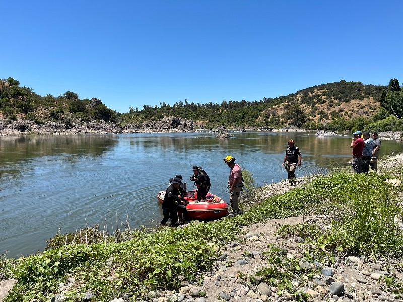 Bomberos y equipos de rescate realizan intensa búsqueda de hombre que cayó al Río Loncomilla mientras participaba en Regata Familiar