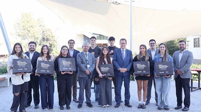 Universidad Autónoma de Chile reconoce a estudiantes con puntaje máximo en la PAES