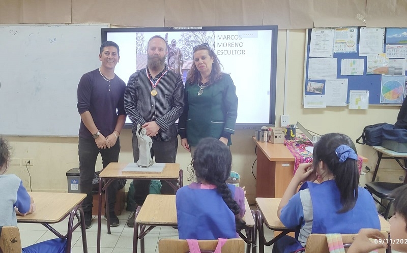 Escultor linarense Marcos Moreno Morales inspira a estudiantes del Taller Medio Ambiente con charla motivacional