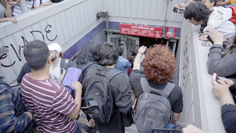 Más de 170 carabineros desplegados en el Metro buscan contener los llamados a evasiones masivas