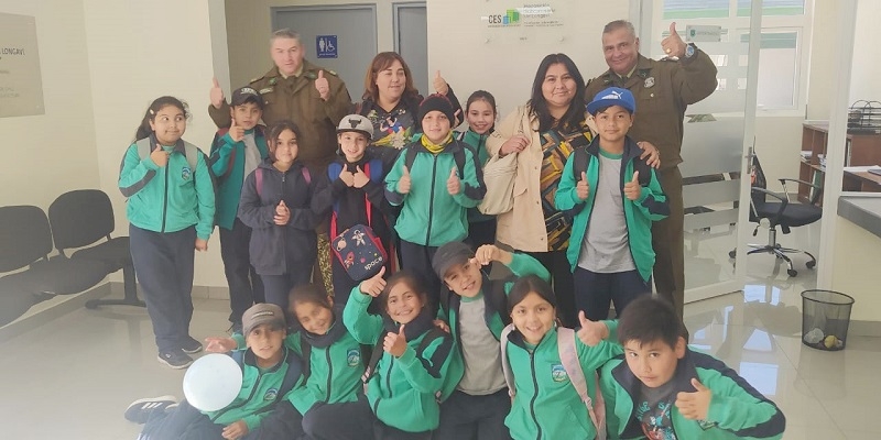 Longaví: Carabineros recibe a los alumnos de la Escuela Marcela Paz en las nuevas dependencias policiales