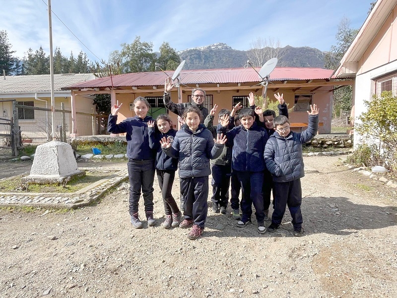 Escuelas Unidocentes de Roblería y Chupallar hacen patria para la educación de niños que viven en la precordillera de Linares