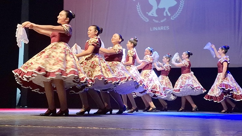 Linares: Con Gala en el Teatro Municipal, Academia de Cueca Pequeños Campeones celebró 21 años