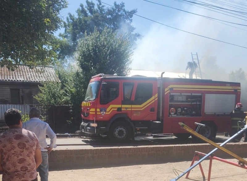 Linares: Incendio afectó a vivienda de población Los Álamos