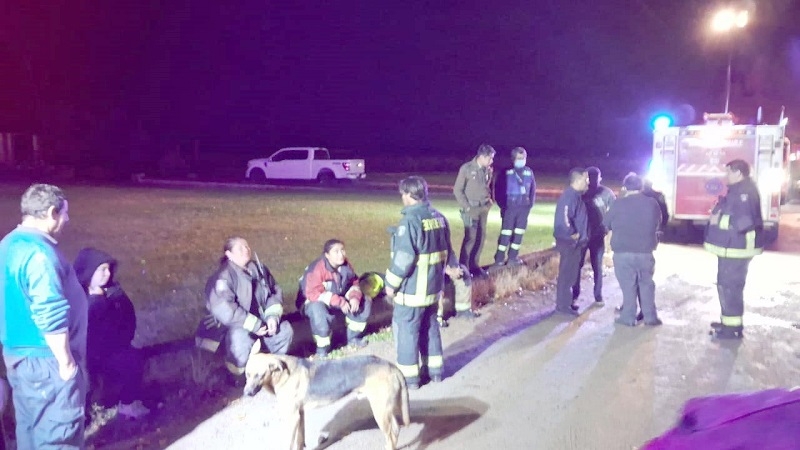 Maule: decena de bomberos intoxicados en incendio de galpones de una viña