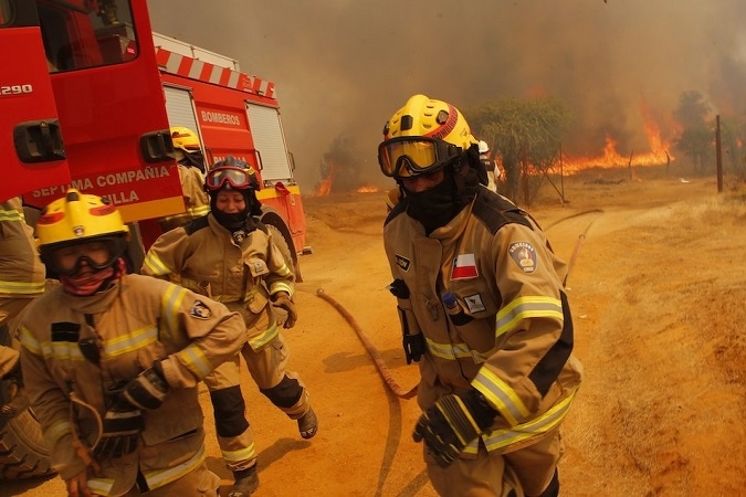 Senapred declaró alerta roja en Valparaíso por incendio forestal en Laguna Verde