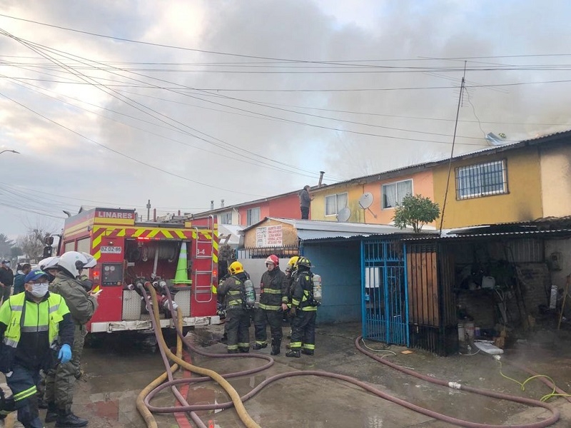 Linares: Incendio afectó a 3 viviendas en sector Nuevo Amanecer