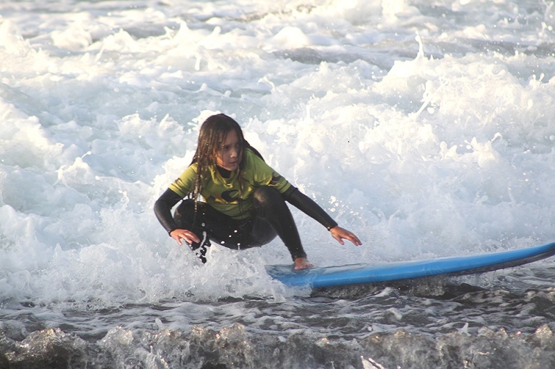 Taller de surf de IND sigue conquistando  las olas en Curanipe en época invernal