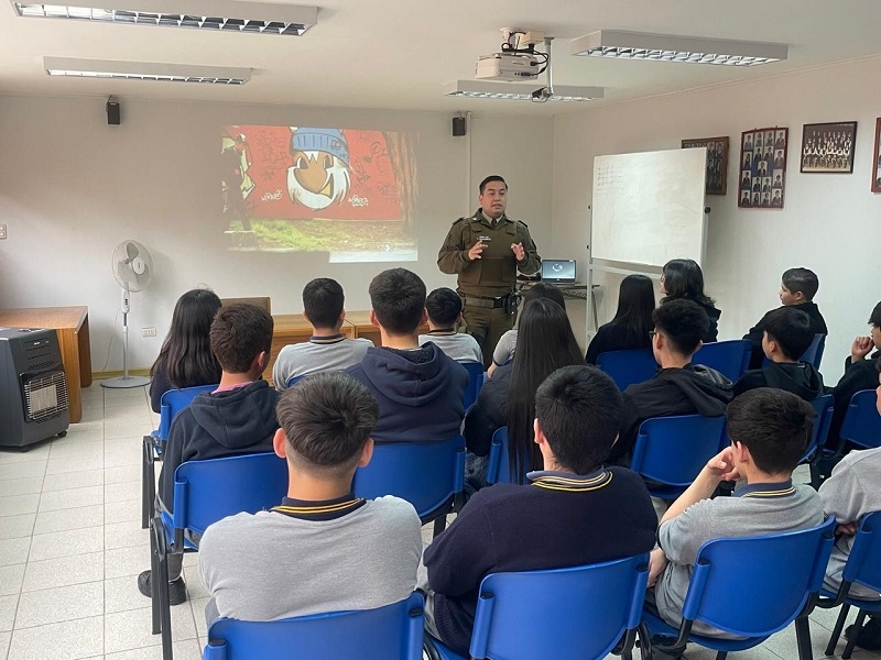 Linares: Carabineros realizó charlas educativas a los alumnos de Colegios Lucila Godoy y Manuel Bulnes