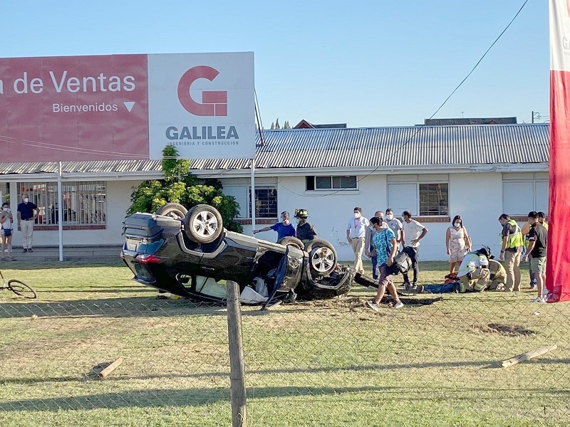 Linares: Volcamiento deja una persona lesionada en avenida León Bustos