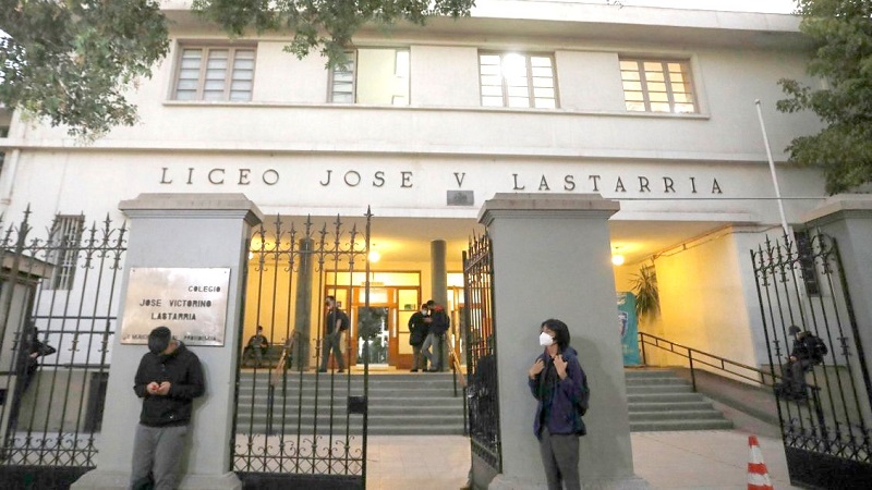  Liceo Lastarria con incidentes desde mayo: Rociaron con bencina al director