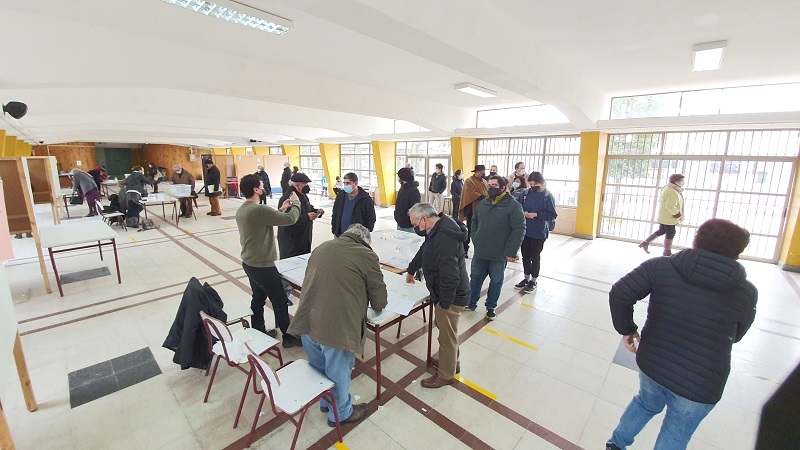 Linares: Liceo Comercial concentró a votantes en consulta presidencial de unidad constituyente