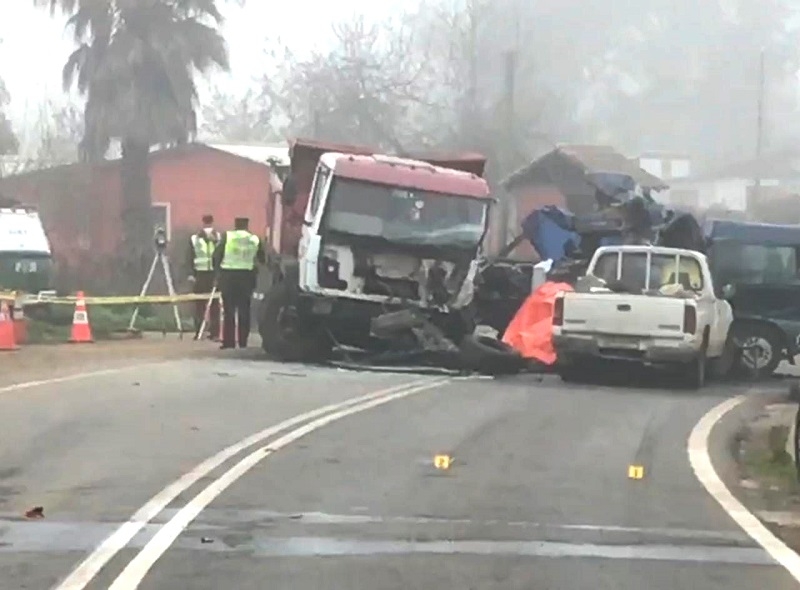 Cinco personas fallecidas en triple colisión de vehículos en comuna de San Clemente