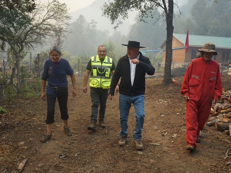 Alcalde de Longaví en terreno junto a vecinos afectados por incendio forestal