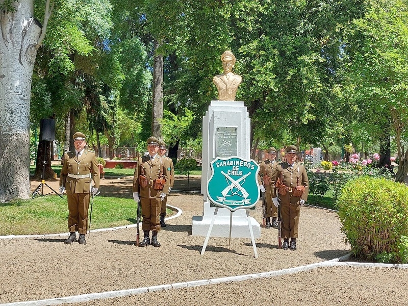 Carabineros de Cauquenes realizó una ceremonia para recordar al mártir Teniente Hernán Merino Correa