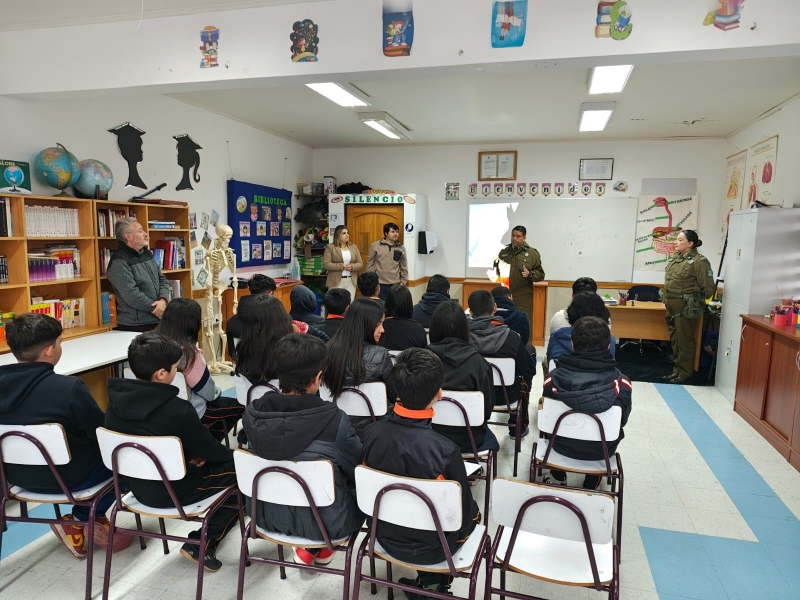 Linares: Carabineros orienta a los alumnos de la Escuela de Palmilla sobre seguridad vial