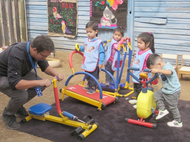 Municipio de Cauquenes entregó máquinas de ejercicios a Jardín Infantil JUNJI