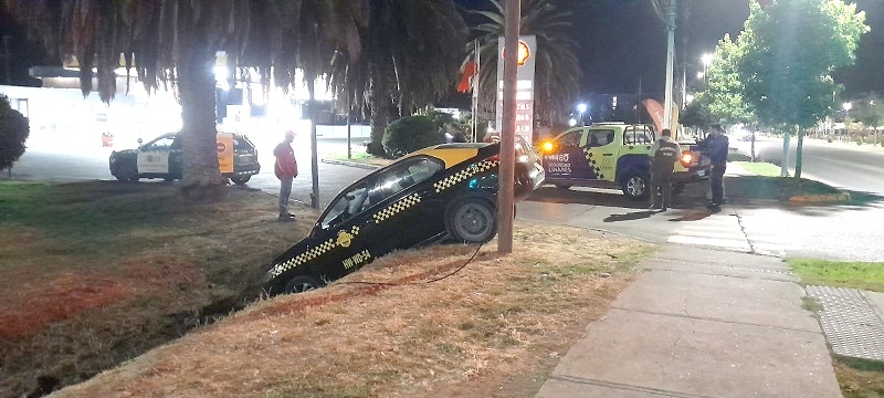 Linares: radiotaxi cae a zanja en avenida León Bustos con calle Quiñipeumo