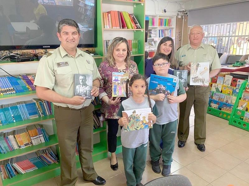 Caquenes: Carabineros entregó libros de historia institucional al Colegio Manso de Velasco