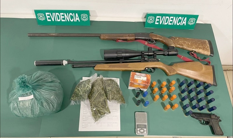 Carabineros de San Clemente detuvo a dos sujetos e incautó droga, municiones y distintos tipos de armas