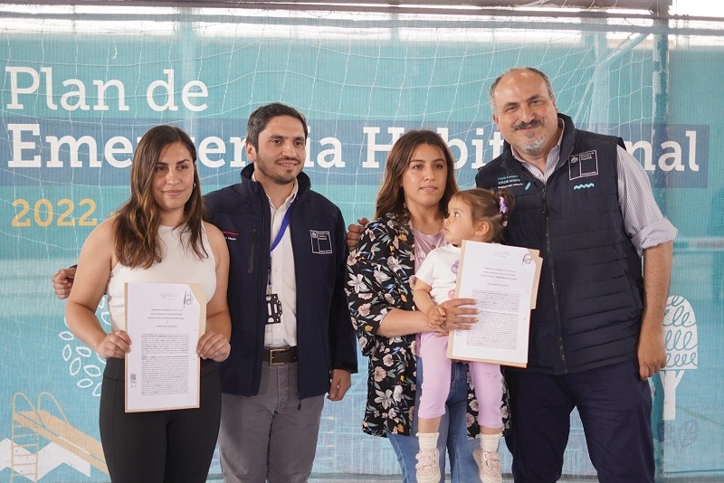 Familias de Linares y Pencahue recibieron las escrituras de sus viviendas