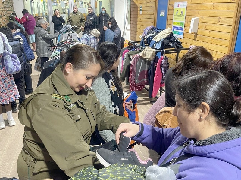 Carabineros organizó Ropero Solidario en CESFAM Valentín Letelier de Linares