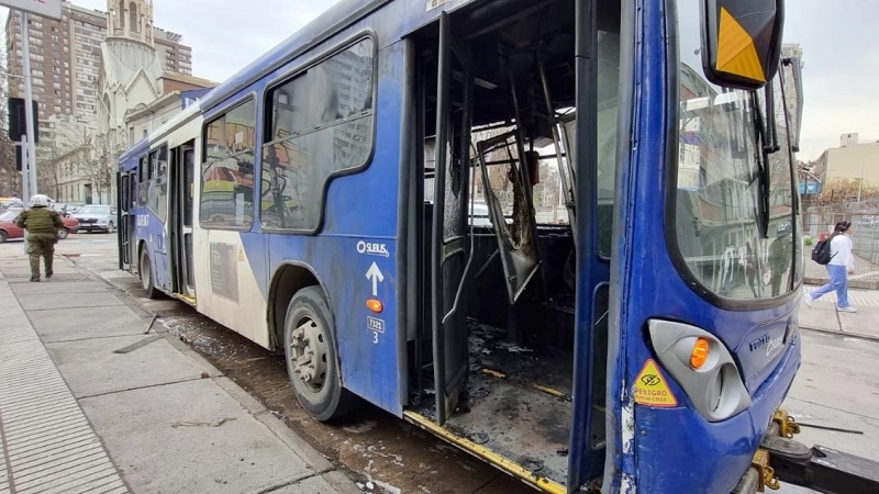 Antisociales quemaron un bus del transporte público en el centro de Santiago