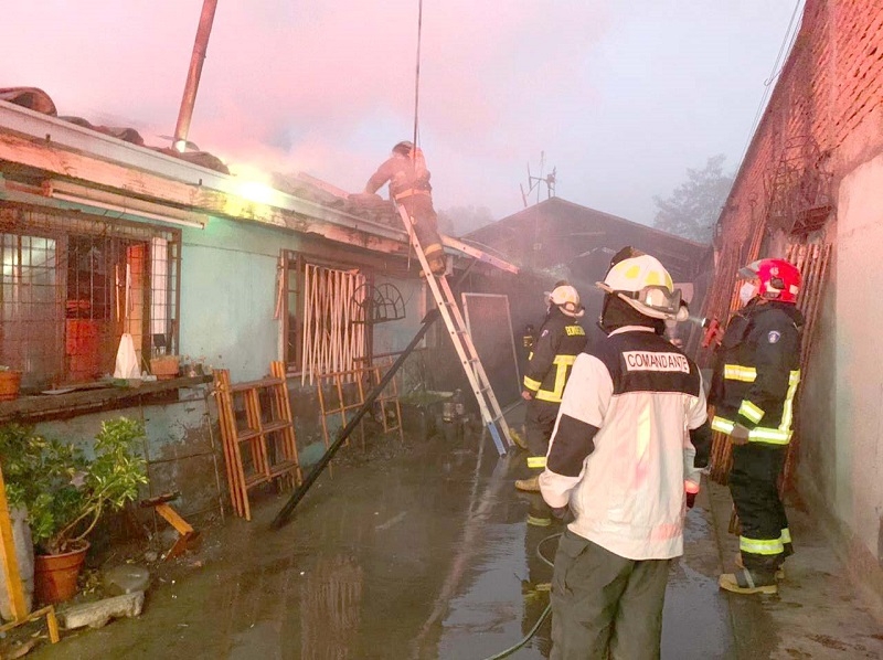 Linares: Heroica acción de vecinos salva a adulta mayor de incendio en su vivienda