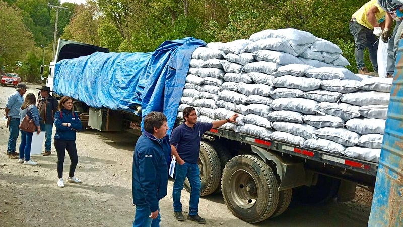 Agricultores de la precordillera de Longaví recibieron sacos de Alfalfa