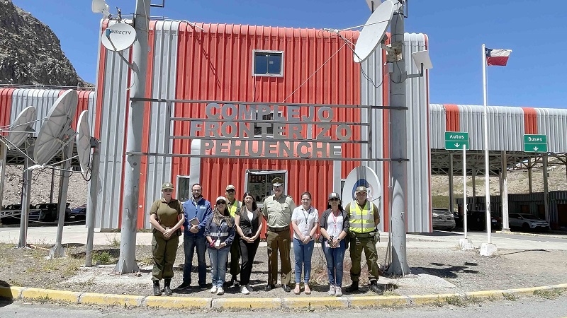 Sernatur y Sernac del Maule realizan difusión de los derechos de turistas en el Paso Pehuenche durante el recambio de visitantes