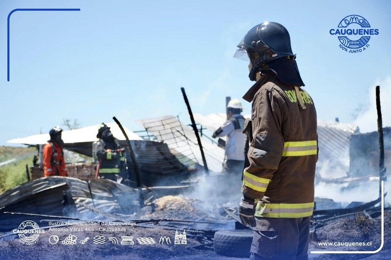 En terreno: Municipio de Cauquenes entrega ayuda a familia afectada por incendio