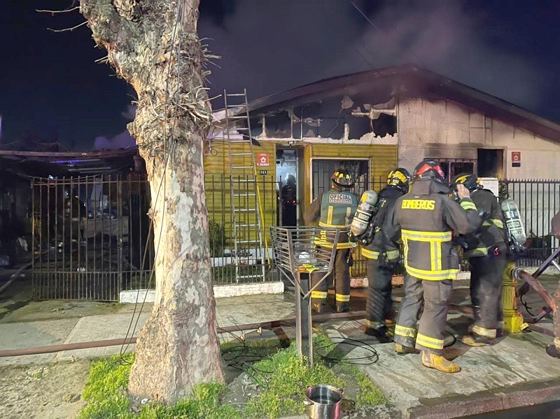 Linares: incendio afectó a dos viviendas en población Batuco